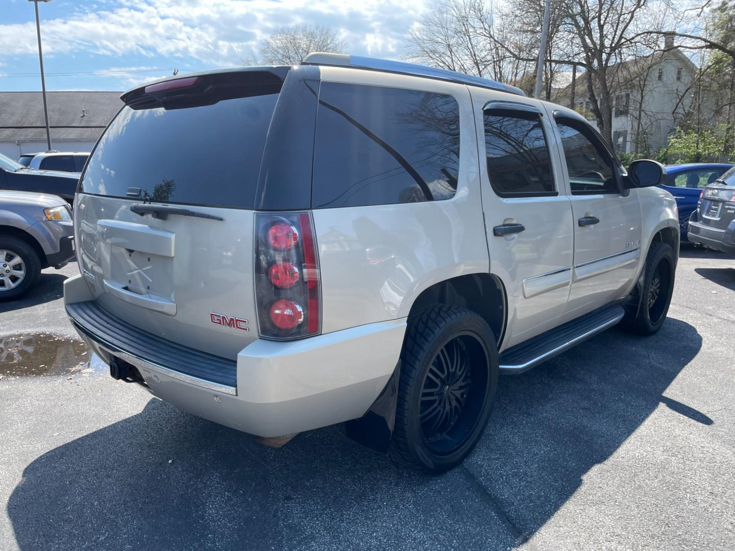 2008 GMC Yukon Denali AWD (1GKFK63848J) with an 6.2L V8 OHV 16V engine, 4-Speed Automatic Overdrive transmission, located at 101 N. Main Street, Muncy, PA, 17756, (570) 546-5462, 41.207691, -76.785942 - Photo#3